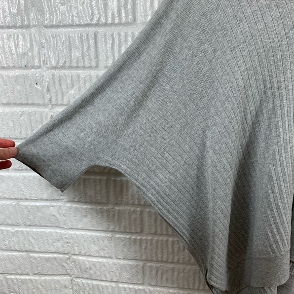 CAbi Gray V-Neck Top - Picture 4 of 12